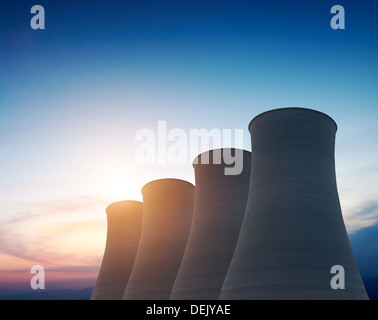 Spitzen der Kühltürme des Atomkraftwerks Stockfoto