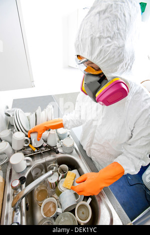 Vogelperspektive Ansicht Frau Gasmaske Utensil Küchenspüle waschen Stockfoto