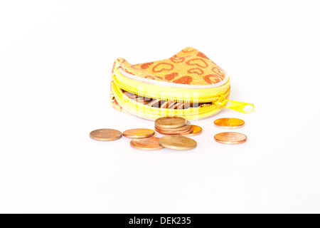 Münzen auf weißem Papier Stockfoto