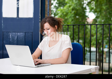 Glückliche junge Geschäftsfrau arbeiten am Laptop-Schreibtisch Stockfoto