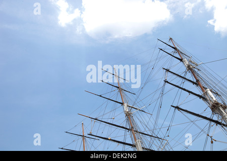 Niedrigen Winkel anzeigen drei Masten Schiff gegen Himmel Stockfoto