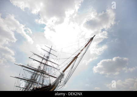 Niedrigen Winkel Ansicht drei Masten Schiff gegen bewölktem Himmel Stockfoto