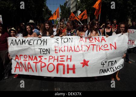 Athen, Griechenland. 18. September 2013. Griechischen Schülerinnen und Schüler protestieren gegen Entlassungen von Lehrern in Athen. Bildnachweis: Dpa picture Alliance/Alamy Live News Stockfoto