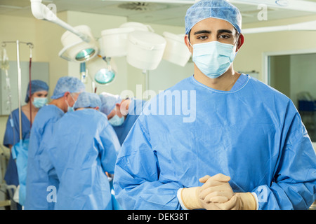 Indische asiatischen männlichen Chirurg & Team chirurgische Ärzte im Krankenhaus Scrubs im Operationssaal der Chirurgie für Patienten Stockfoto
