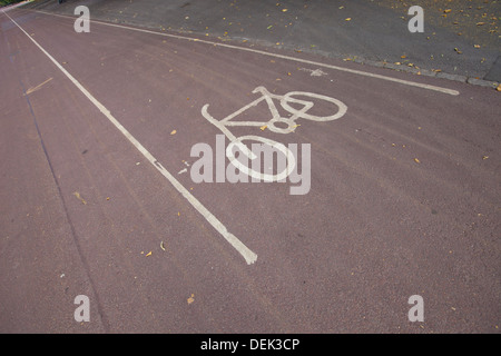 Parkplatz auf Straße Zeichen für Fahrräder Stockfoto