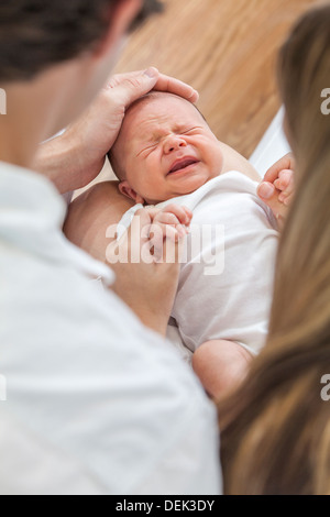 Mutter Vater Eltern, baby-ihre jungen Weinen, schreien in ihren Händen halten Stockfoto