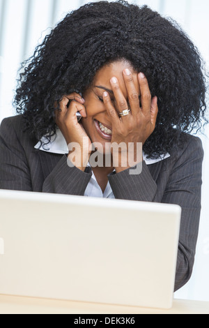 Applying afroamerikanische Frau oder Geschäftsfrau leiden Stress mit Problem auf Handy & Laptop-computer Stockfoto