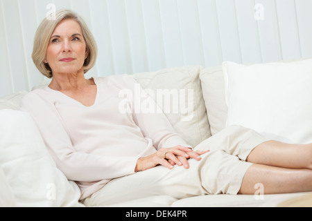 Porträt eines attraktiven elegante senior Frau sitzen entspannen zu Hause. Stockfoto