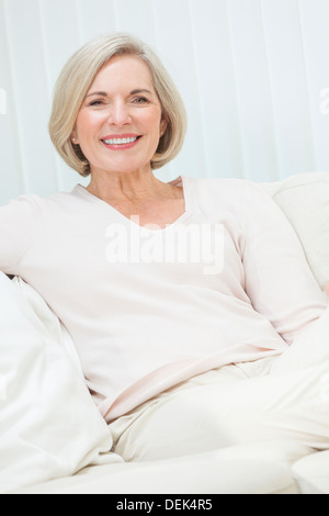 Porträt eines attraktiven elegante senior Frau sitzen entspannen zu Hause. Stockfoto