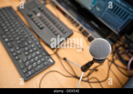 Mikrofon-Computer-Tastaturen auf Tabelle Fernsehstudio Stockfoto