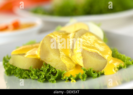 Peruanische Vorspeise genannt Papa ein la Huancaina aus gekochten Kartoffeln, Huancaina Sauce und gekochten Eiern Stockfoto