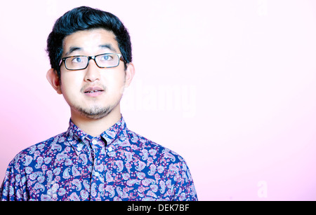 Geeky asiatischen Jüngling buntes Hemd mit Brille Stockfoto