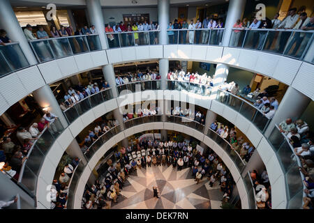 US Secretary Of The Navy Ray Mabus spricht zu Washington Navy Yard Personal auf ihren ersten Tag wieder an die Arbeit 19. September 2013 nach den Massenerschießungen in Washington, DC 13 Menschen getötet. Stockfoto