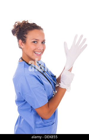 Junge Krankenschwester mit Stethoskop mit Handschuhen isoliert auf weißem Hintergrund Stockfoto