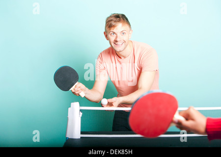 Kaukasischen Mann Tischtennis mit Freund Stockfoto