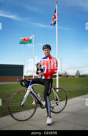 Welsh Paralympic Gold Medaille Radfahrer Mark Colbourne in seinem Radfahren Gear und Medaille außerhalb Newport Velodrom, Wales. Stockfoto