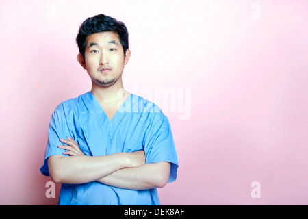 Young Asian Trainee Arzt tragen scheuert Stockfoto