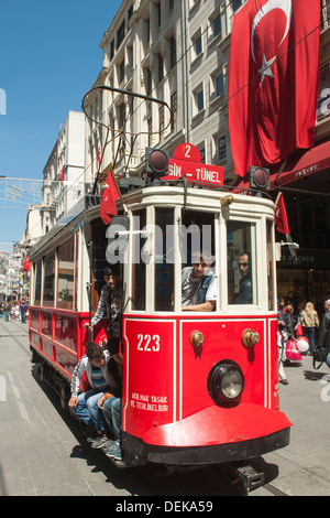 Istanbul, Beyoglu, Istiklal Caddesi, Historische Strassenbahn Stockfoto