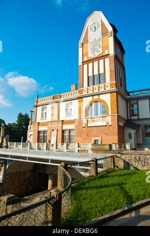 Jez Hučák der Art Nouveau Stil Wasserkraftwerk (1912) am Ufer des River Elbe Zentrum von Hradec Kralove-Stadt Tschechischen Stockfoto