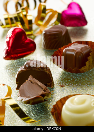 Pralinen mit kunstvollen Verpackungen und Band, studio Stockfoto