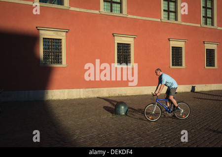 Ein Mann, mit dem Fahrrad vor dem königlichen Schloss. Stare Miasto. UNESCO-Weltkulturerbe. Warschau. Polen. Stockfoto