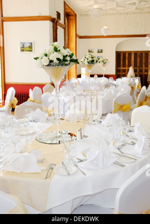 Blumenarrangements dekorieren Hochzeit mit weißen Blüten im Glas auf den Tischen Stockfoto