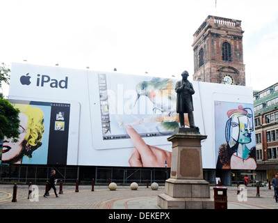 St. Anna Kirche mit iPad Werbebanner in Manchester UK Stockfoto