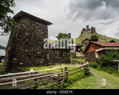 Dorf von Zemo Omalo (Keselo) in Tuscheti Region Georgiens, Kaukasisch. Das Dorf ist bekannt für seine mittelalterliche Wehrtürme. Stockfoto