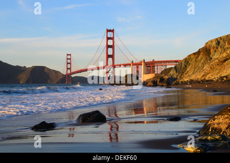 Golden Gate Bridge vor Sonnenuntergang mit Abend orangefarbenes Licht Stockfoto