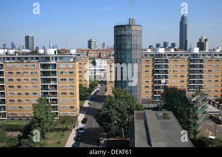 Die markanten Rundturm Akkumulator der Churchill Gardens Anwesen Fernwärme-Schema, Pimlico, London. Stockfoto