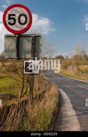 Eine Geschwindigkeit von 50 km/h begrenzt Straße in den Derbyshire Landschaft Winden bergauf über den Horizont. Ein Blitzerwarner für den unvorsichtigen. Stockfoto