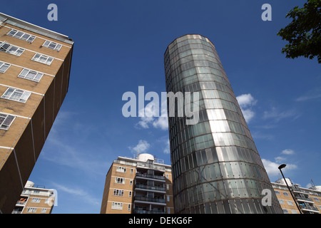 Die markanten Rundturm Akkumulator der Churchill Gardens Anwesen Fernwärme-Schema, Pimlico, London. Stockfoto