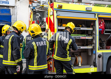 Rettungsdienst Feuerwehr die Londoner Feuerwehr reagieren zu einem Notfall in Stoke Newington, London. Stockfoto