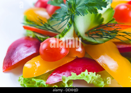 frischer grüner Salat mit Tomaten, Paprika und Gurken Stockfoto