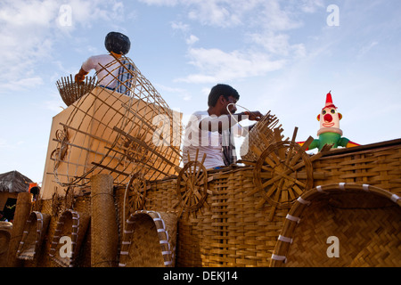 Handwerker, die Weberei Weidenkorb in einer traditionellen Prozession am Karneval, Karneval in Goa, Goa, Indien Stockfoto