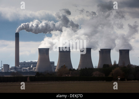 Rauch und Dampf Balg aus der Schornsteine und Kühltürme des Kraftwerks Ratcliffe-on-Soar Stockfoto