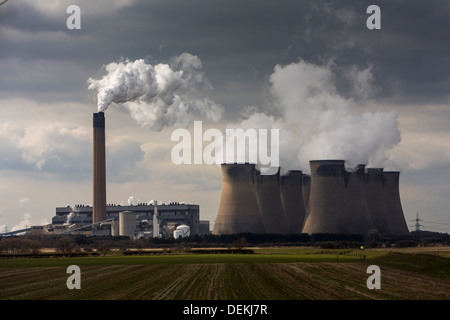 Rauch und Dampf Balg aus der Schornsteine und Kühltürme des Kraftwerks Ratcliffe-on-Soar Stockfoto