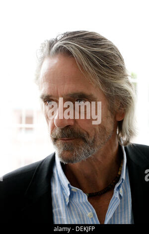 Athen, Griechenland. 20. September 2013. 20. September 2013 - Athen, Griechenland - Oscar-prämierte Schauspieler JEREMY IRONS gibt eine Pressekonferenz für seinen neuen Film â €œNight Zug Lisbonâ € in Athen. (Bild Kredit: Aristidis Vafeiadakis/ZUMAPRESS.com ©) Bildnachweis: ZUMA Press, Inc./Alamy Live-Nachrichten Stockfoto