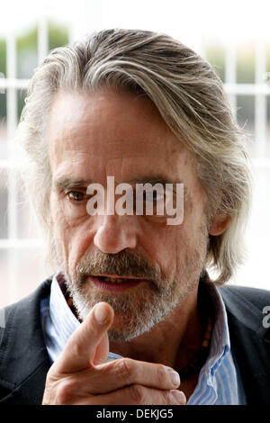 Athen, Griechenland. 20. September 2013. 20. September 2013 - Athen, Griechenland - Oscar-prämierte Schauspieler JEREMY IRONS gibt eine Pressekonferenz für seinen neuen Film â €œNight Zug Lisbonâ € in Athen. (Bild Kredit: Aristidis Vafeiadakis/ZUMAPRESS.com ©) Bildnachweis: ZUMA Press, Inc./Alamy Live-Nachrichten Stockfoto