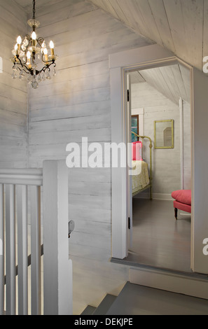 Kronleuchter über Treppe in modernes Haus Stockfoto