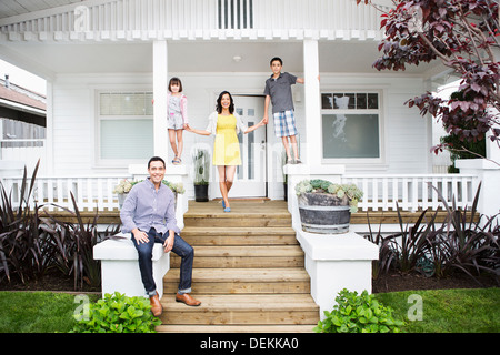 Familie lächelnd zusammen auf Veranda Stockfoto