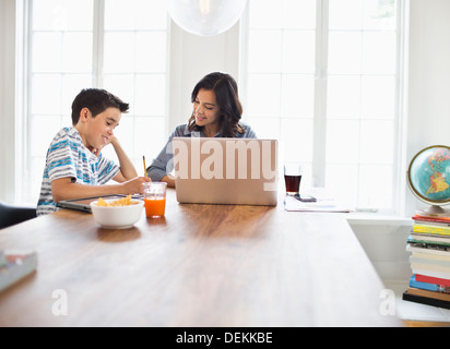 Mutter und Sohn zusammen frühstücken Stockfoto