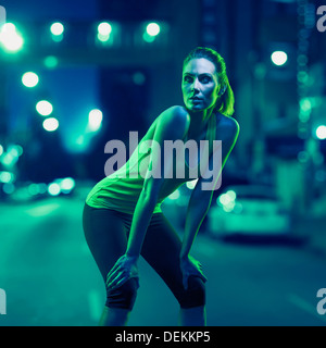 Kaukasische Läufer stehen auf Stadtstraße Stockfoto