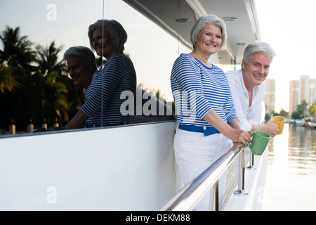 Ältere kaukasischen paar Kaffeetrinken am Bootsdeck Stockfoto