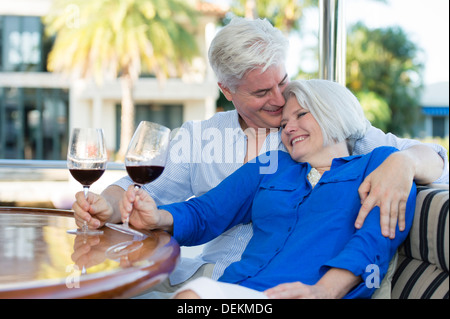 Älteres kaukasischen Ehepaar mit Wein gemeinsam auf Boot Stockfoto