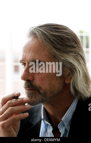 Athen, Griechenland. 20. September 2013. 20. September 2013 - Athen, Griechenland - Schauspieler JEREMY IRONS Rauchen eine Zigarette vor Beginn der Pressekonferenz. Oscar-Preisträger JEREMY IRONS geben eine Pressekonferenz für seinen neuen Film â €œNight Zug Lisbonâ € in Athen. (Bild Kredit: Aristidis Vafeiadakis/ZUMAPRESS.com ©) Bildnachweis: ZUMA Press, Inc./Alamy Live-Nachrichten Stockfoto