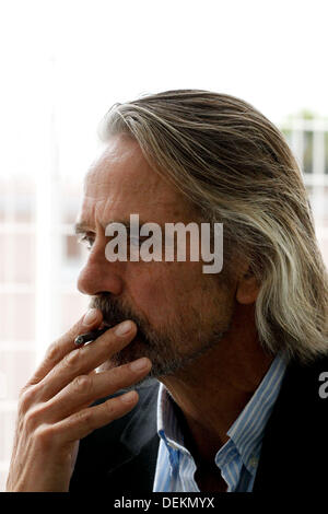 Athen, Griechenland. 20. September 2013. 20. September 2013 - Athen, Griechenland - Schauspieler JEREMY IRONS Rauchen eine Zigarette vor Beginn der Pressekonferenz. Oscar-Preisträger JEREMY IRONS geben eine Pressekonferenz für seinen neuen Film â €œNight Zug Lisbonâ € in Athen. (Bild Kredit: Aristidis Vafeiadakis/ZUMAPRESS.com ©) Bildnachweis: ZUMA Press, Inc./Alamy Live-Nachrichten Stockfoto