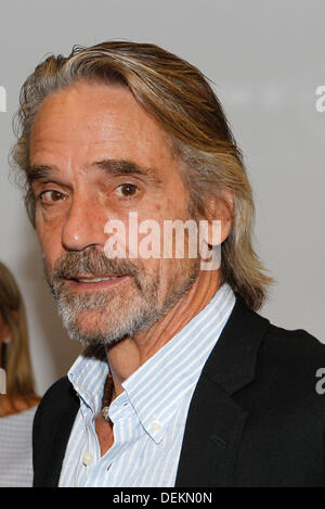 Athen, Griechenland. 20. September 2013. Oscar-Preisträger JEREMY IRONS gibt eine Pressekonferenz für seinen neuen Film "Nacht Zug nach Lissabon" in Athen. ARISTIDIS VAFEIADAKIS © / Alamy Live News Stockfoto