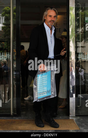 Athen, Griechenland. 20. September 2013. Oscar-Preisträger JEREMY IRONS gibt eine Pressekonferenz für seinen neuen Film "Nacht Zug nach Lissabon" in Athen. ARISTIDIS VAFEIADAKIS © / Alamy Live News Stockfoto