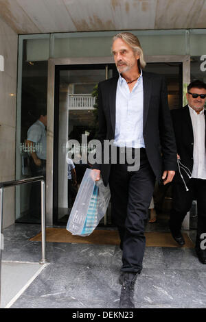 Athen, Griechenland. 20. September 2013. Oscar-Preisträger JEREMY IRONS gibt eine Pressekonferenz für seinen neuen Film "Nacht Zug nach Lissabon" in Athen. ARISTIDIS VAFEIADAKIS © / Alamy Live News Stockfoto